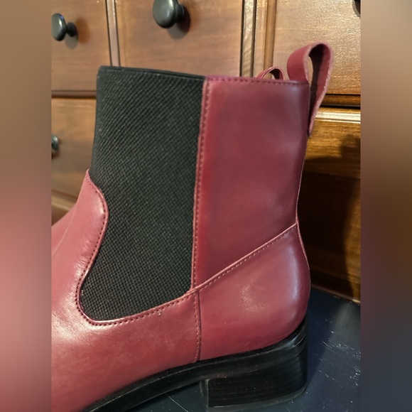 Beautiful garnet Bernardo Hayes Chelsea booties - Picture 6 of 8